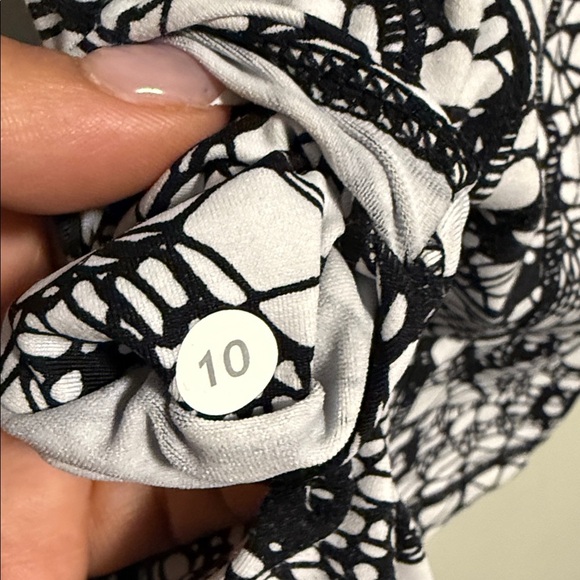 Lululemon Athletica Vintage Monochrome Lace Pattern Tank Top - 10 - Picture 5 of 5